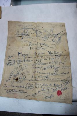 Tela con dedicatoria de parte de colegas y amigos de Impulso