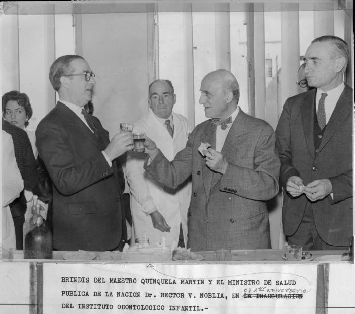 Brindis entre Quinquela Martin y el ministro de salud Héctor Virgilio Noblía
