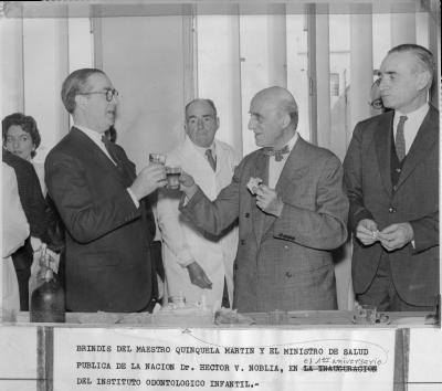 Brindis entre Quinquela Martin y el ministro de salud Héctor Virgilio Noblía