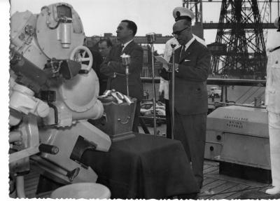 Cevasco recibiendo la urna 02-12-1956