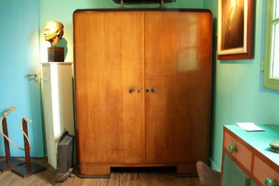 Roperos de madera (A y B)