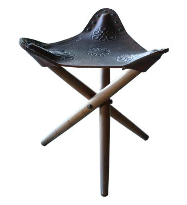 Taburete plegable con asiento de cuero labrado y patas de madera