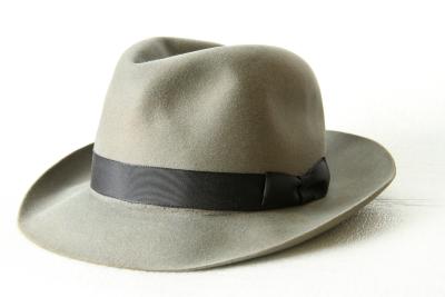 Sombrero gris perteneciente a BQM