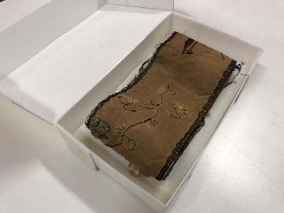 Camino de seda bordado utilizado para cubrir el teclado del piano